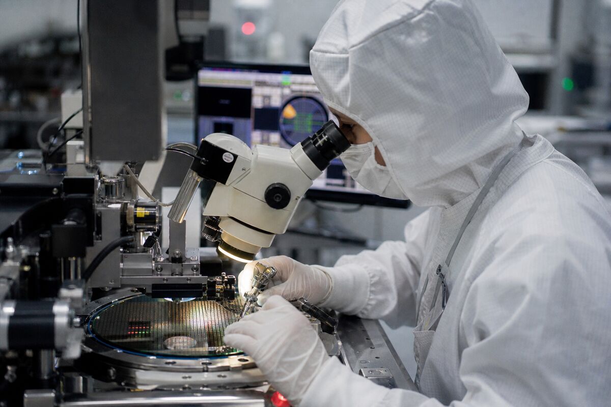 Apple Defies Chip Sector Selloff with Price Target Hike
