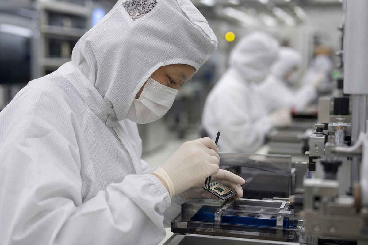 Apple (AAPL) Targets AI Chip Acquisitions: What This Means for Investors