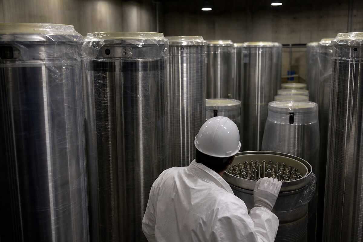 Uranium ETFs Crash Amid Surging AI Demand: An Investor's Dilemma