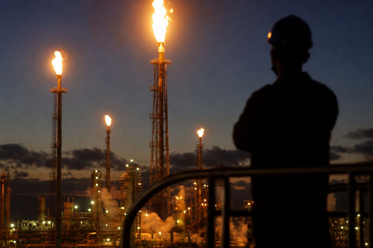 Oil Prices Surge: What $100 a Barrel Means for Energy Stocks and Investors