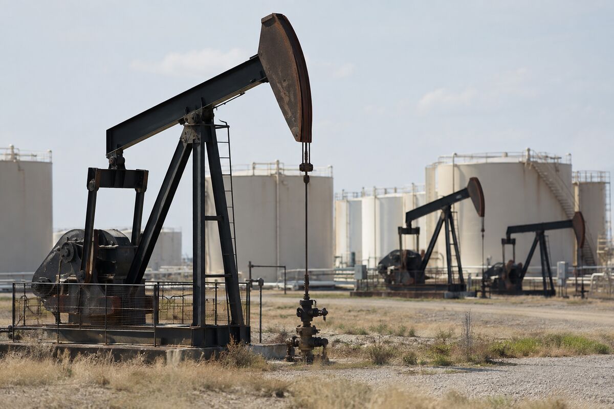 Oil Slides Nearly 3% as US-Iran Diplomacy Reduces Geopolitical Risk Premium