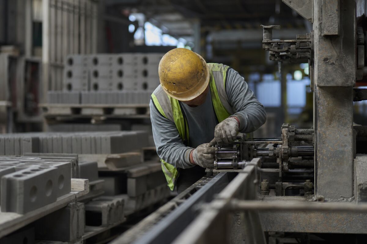 Canada's Q1 Labor Productivity Decline: Economic Implications Ahead