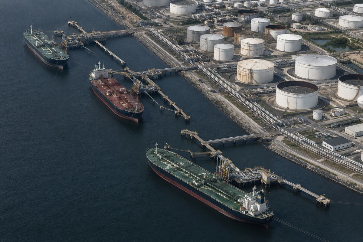 Oil Falls as Iran Supply Fears Ease, While Gold Rallies More Than 1%
